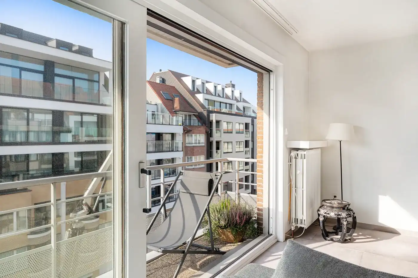 Breed en zonnig appartement van 114m² op een zucht van de Zeedijk in centrum Knokke - parkeerplaats aanwezig foto 2