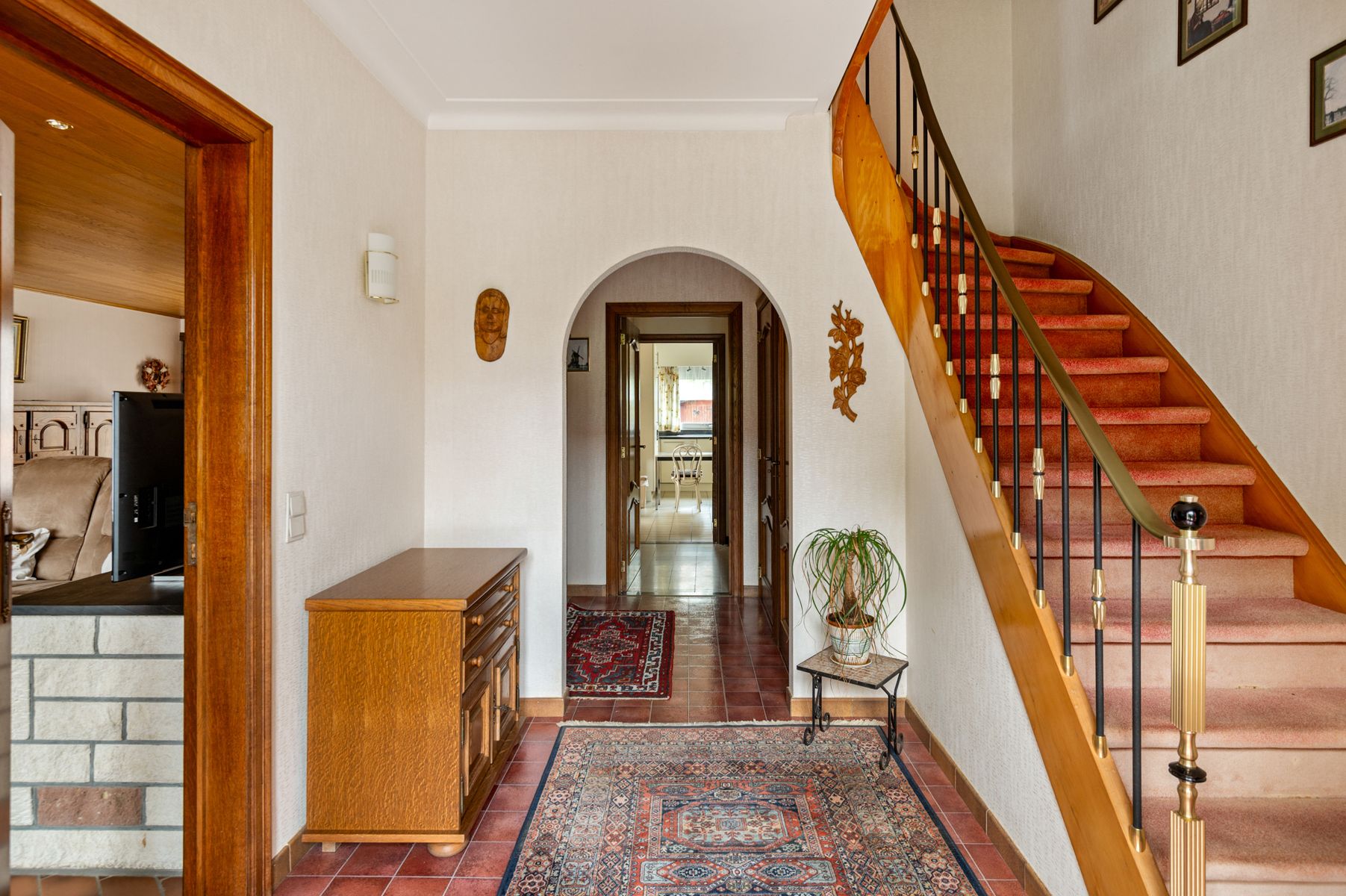Te renoveren woning met garage vlakbij het centrum. foto 4