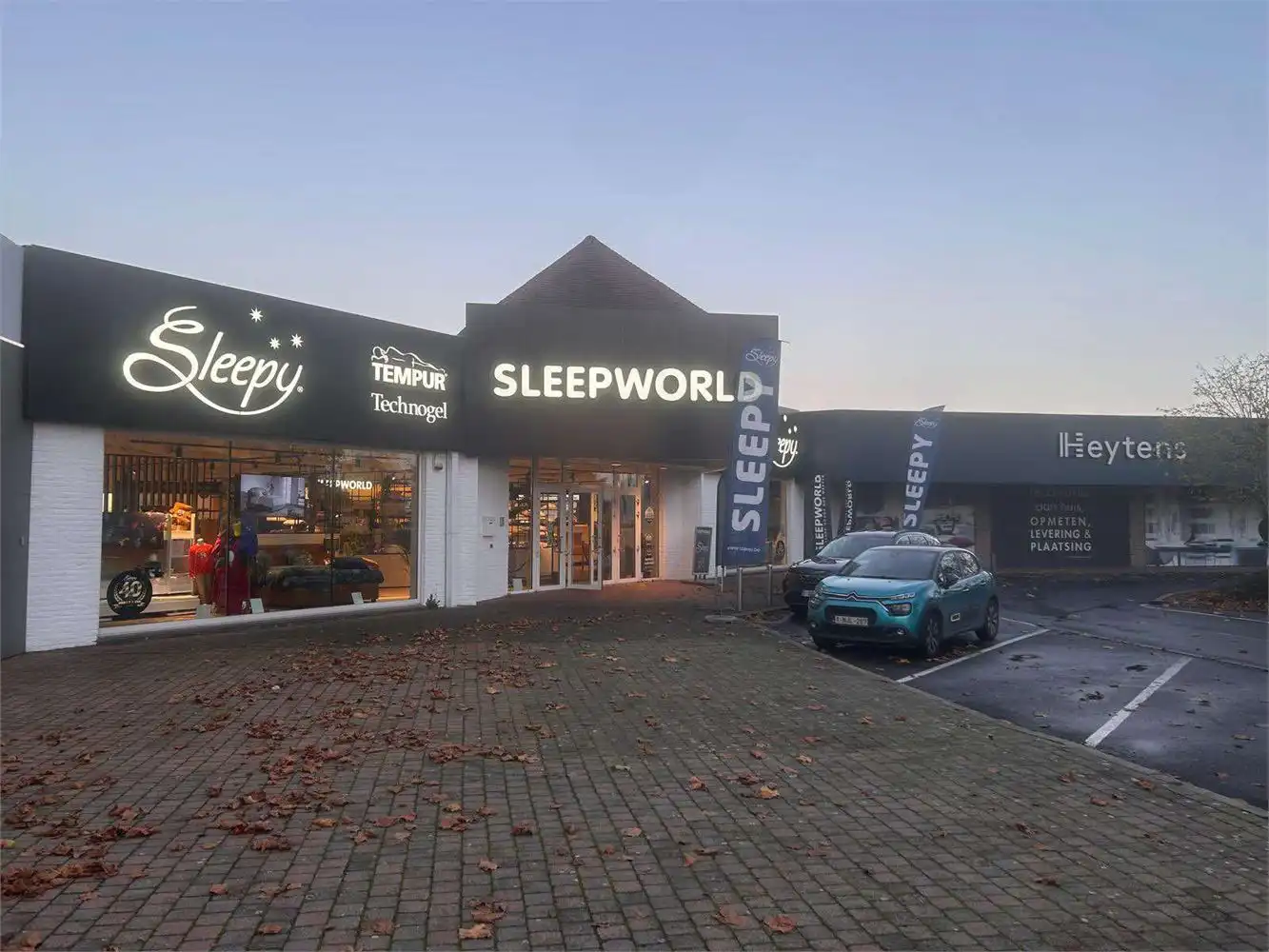 TOP GELEGEN COMMERCIEEL GEBOUW NABIJ ACTION, VAN HAAREN, ... foto {{pictureIndex}}