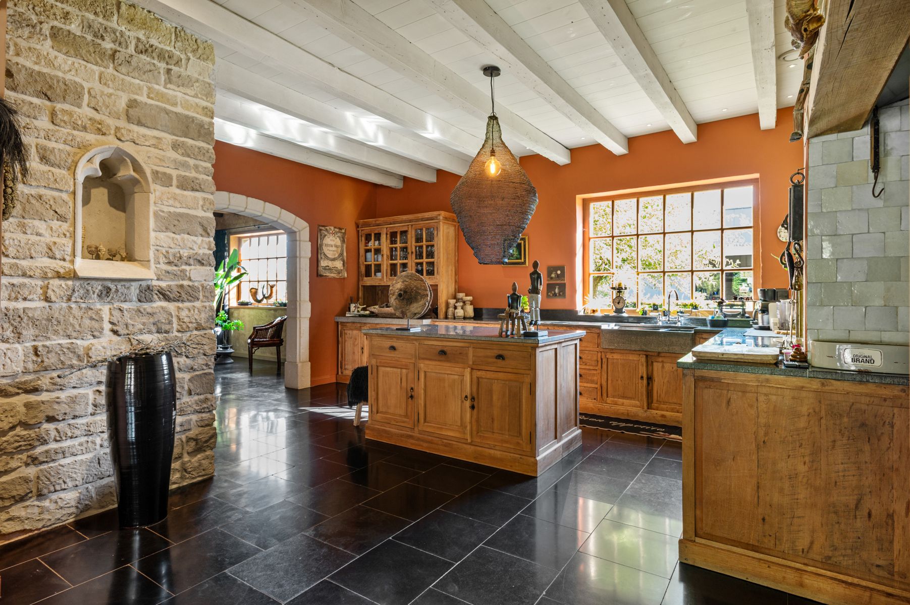 Gerenoveerde hoevewoning met praktijk en paardenstallen.  foto 17