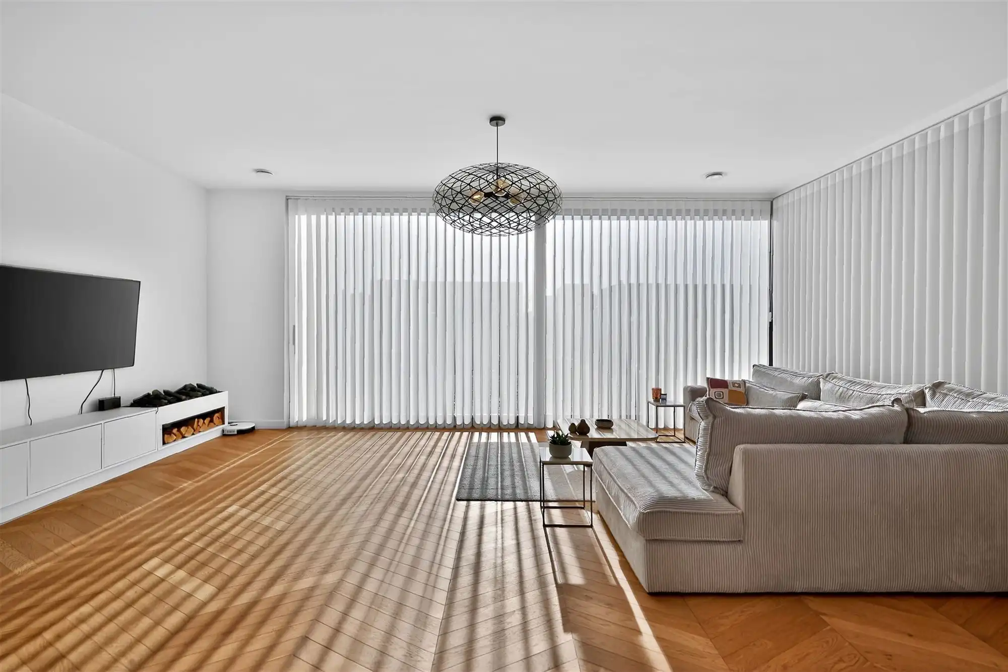 Buitengewone nieuwe halfopen woning op toplocatie foto {{pictureIndex}}