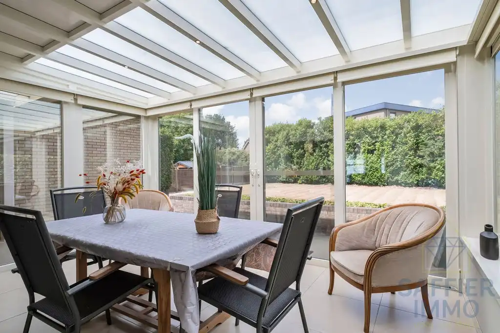 Villa met praktijk-/hobbyruimte en 3 garages in Waregem foto 2