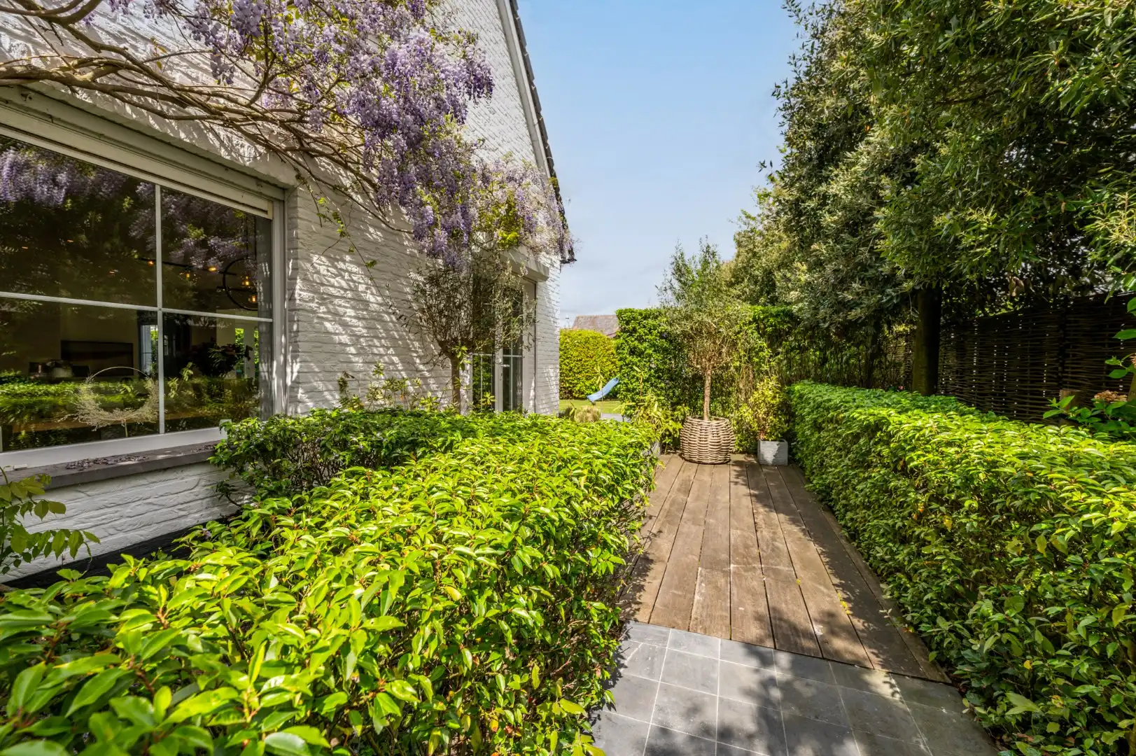 Karaktervolle alleenstaande ruime villa met rondom tuin op korte afstand van het strand  foto 24