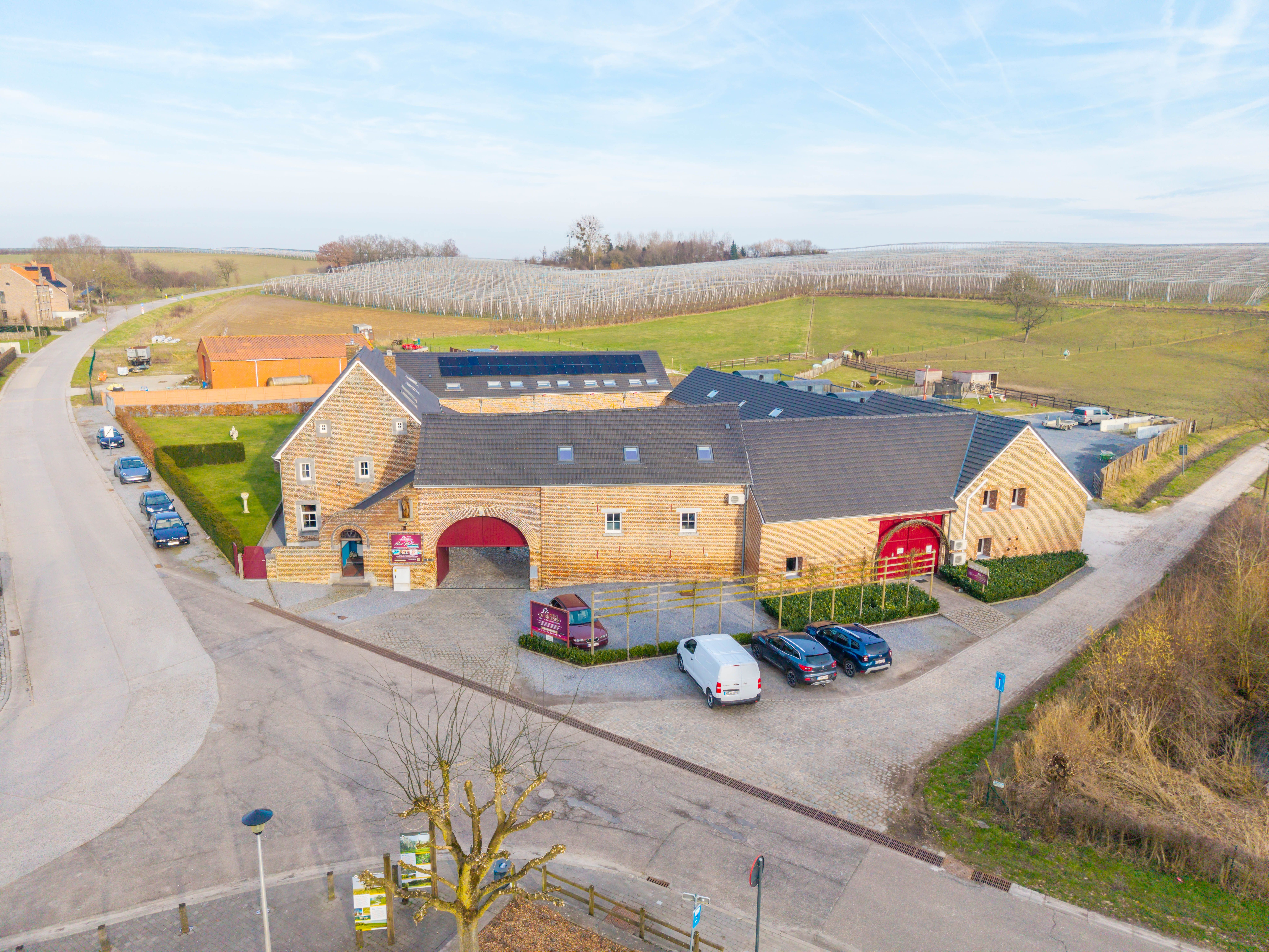 Prachtig gerenoveerde vierkantshoeve (B&B) met wellness te Heers foto {{pictureIndex}}