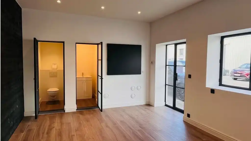 Magazijn met ingericht kantoor te huur in het industriepark te Malle foto 5