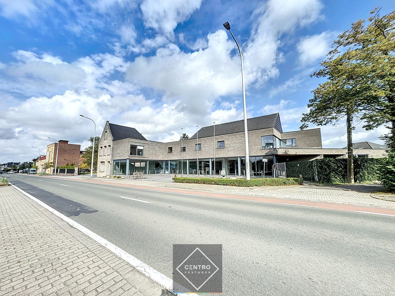 Instapklaar & quasi energieneutraal HANDELSPAND bestaande uit HANDELSRUIMTE (330m²), WERKPLAATS, dubbele GARAGE met binnenkoer en APPARTEMENT (4 slpkms). Inclusief 7 private parkeerplaatsen voor de deur! foto 3