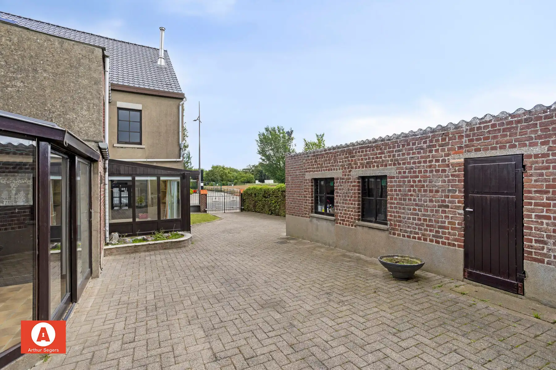 Te renoveren woning met werkhuis en ruime tuin foto 22