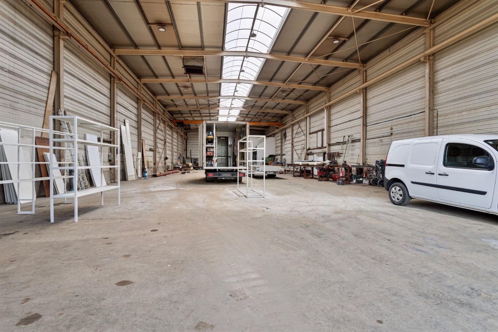 TE HUUR: modern industriegebouw (+/- 949m²) op een ruim perceel! foto 6