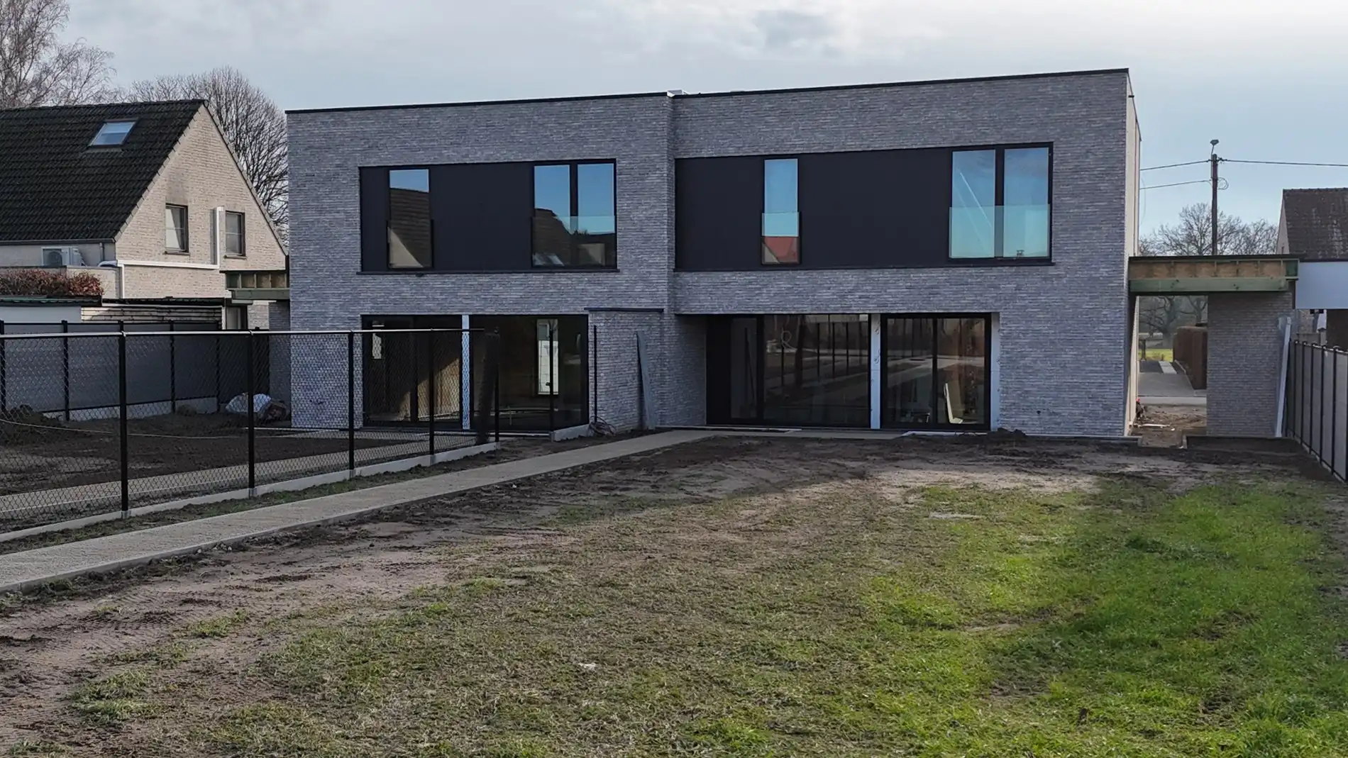 EXCLUSIEVE ENERGIEARME NIEUWBOUWWONINGEN MET 4 SLAAPKAMERS, TUIN & CARPORT IN HARTJE KERMT (HASSELT) foto 2