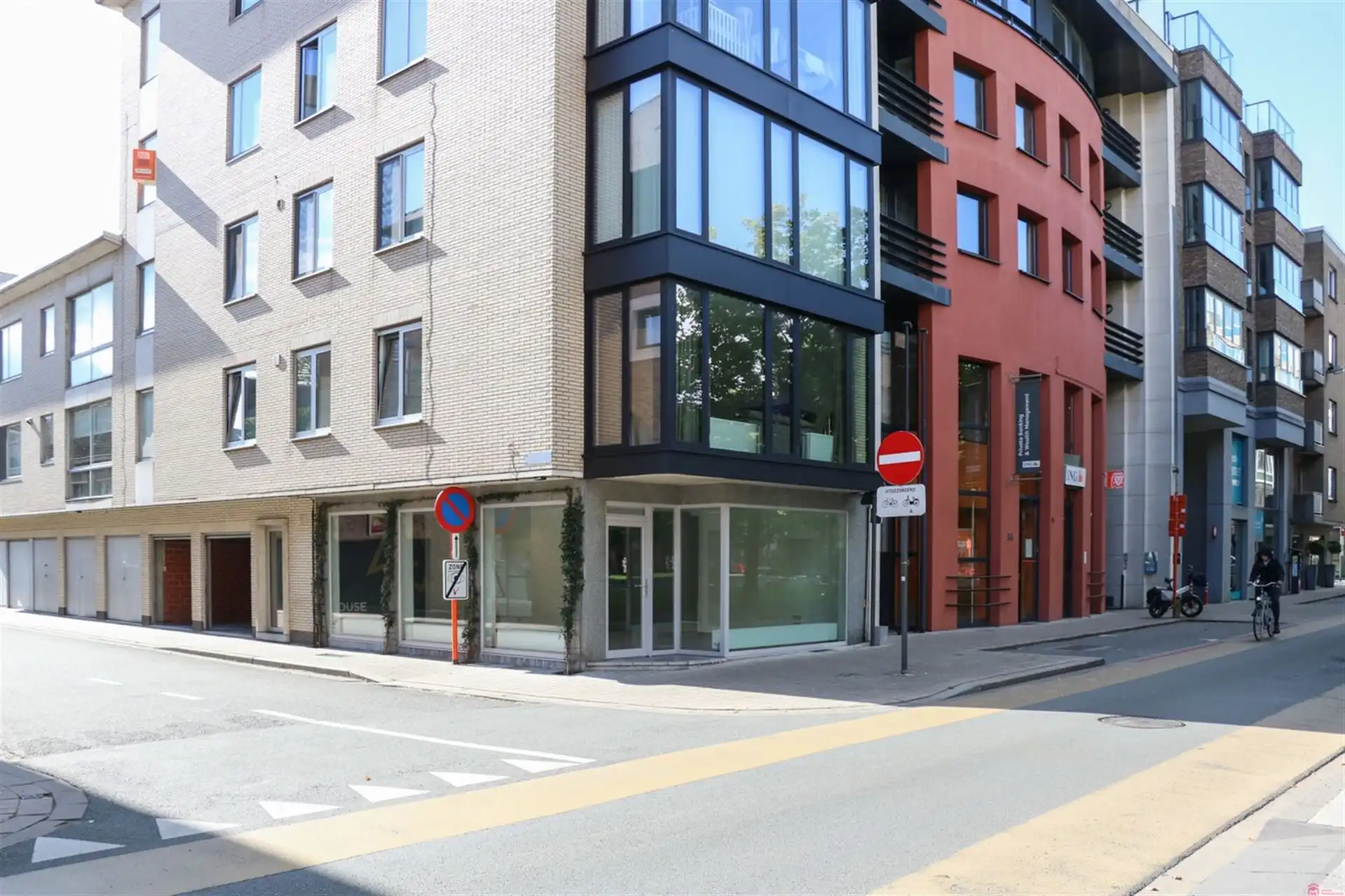 Uitstekend gelegen handelspand te huur foto 8