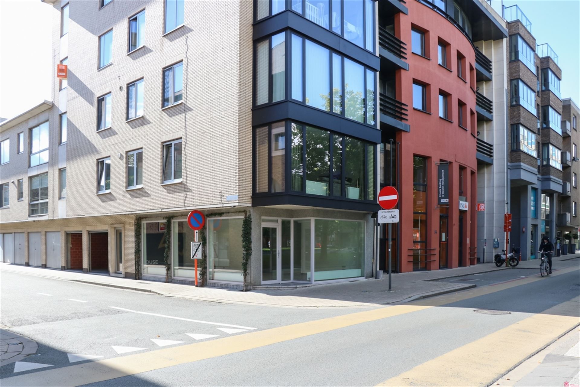 Uitstekend gelegen handelspand te huur foto 8