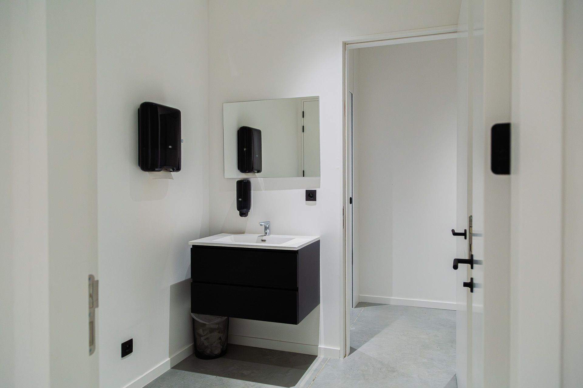 RECENT KANTOORGEBOUW VAN 366M² TE TONGEREN NABIJ E313. foto 16