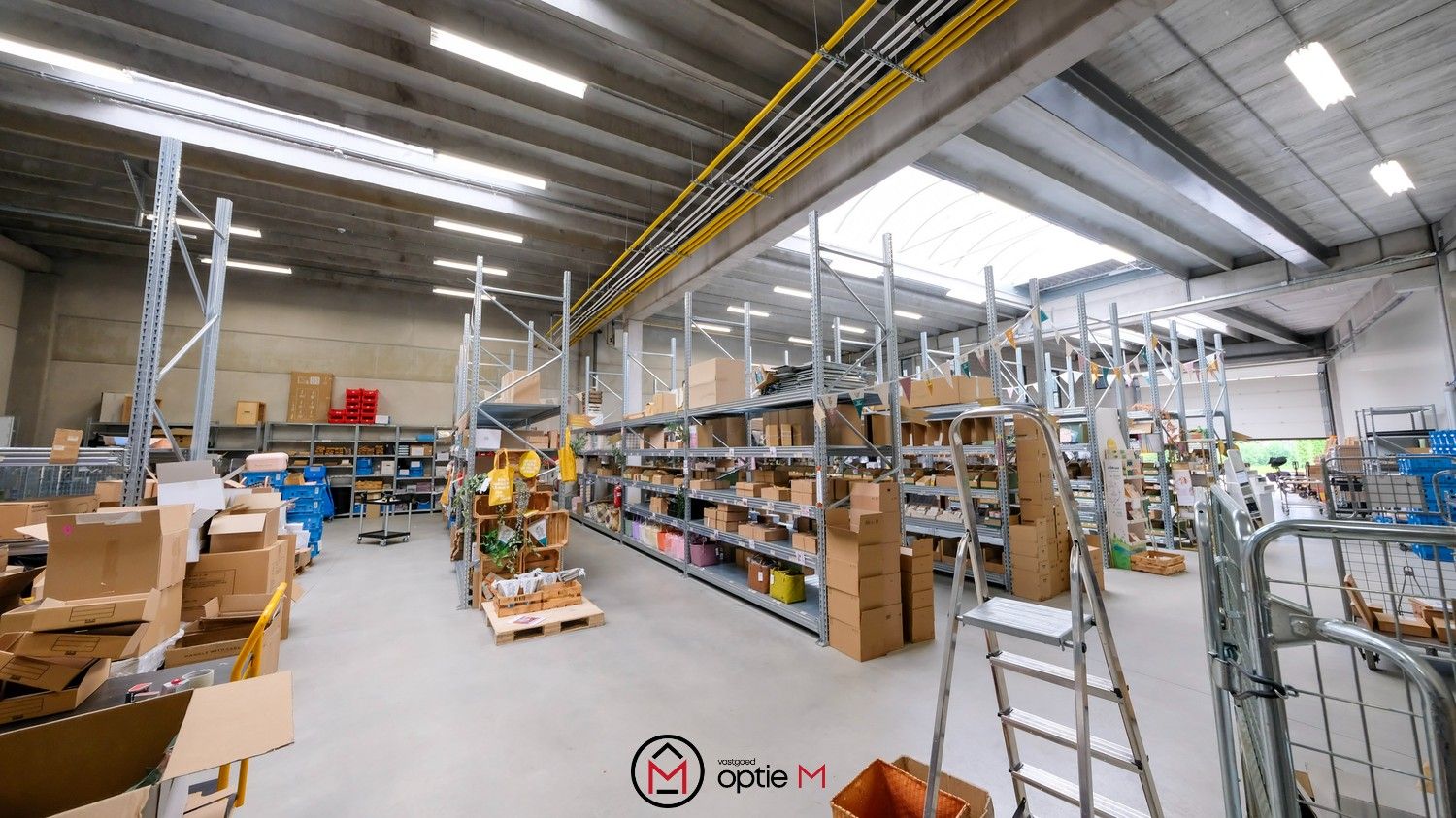 Magazijn met kantoor te huur in Lummen foto 2