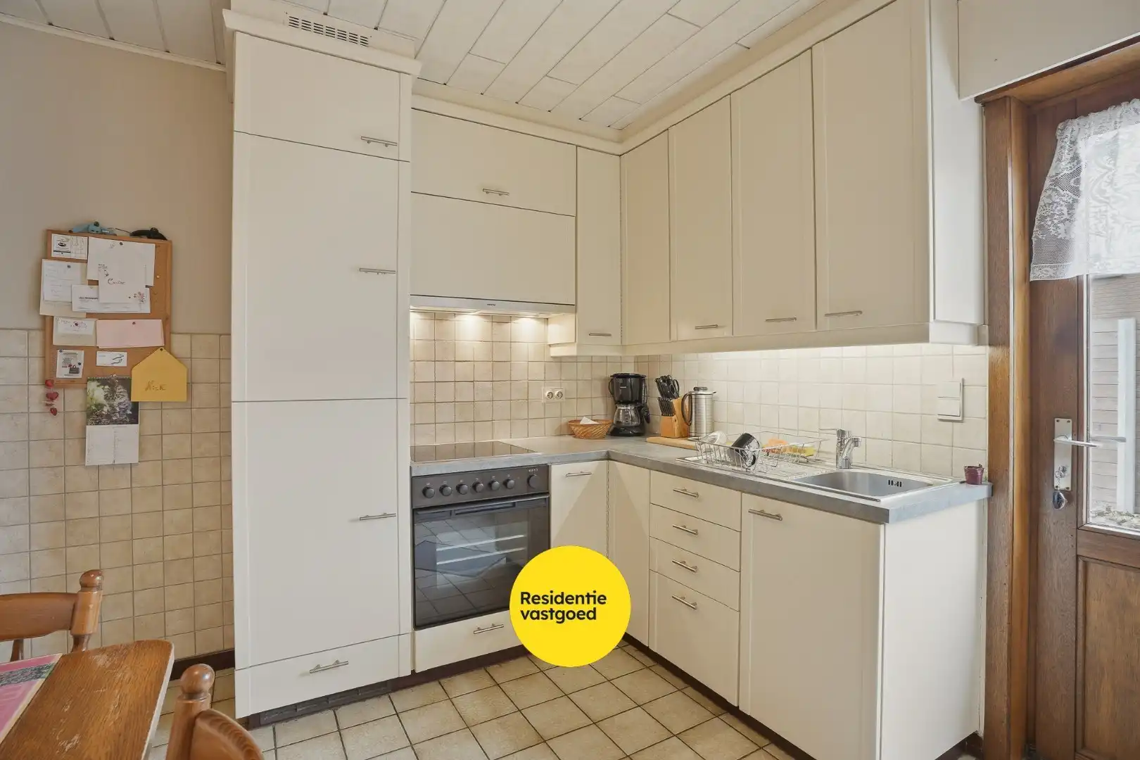 Alleenstaande bungalow met garage en tuin  op 684 m² foto 9