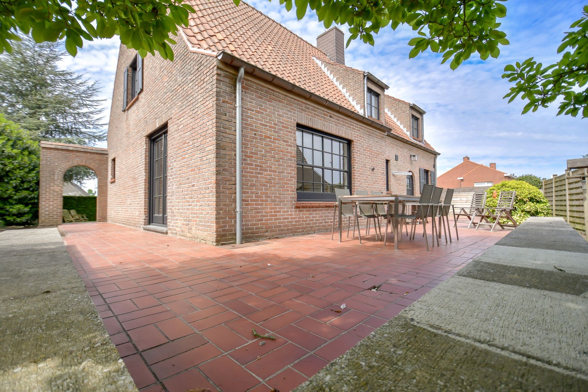 IN EEN GROENE OMGEVING GELEGEN CHARMANTE VILLA met GARAGE & TUIN foto 2