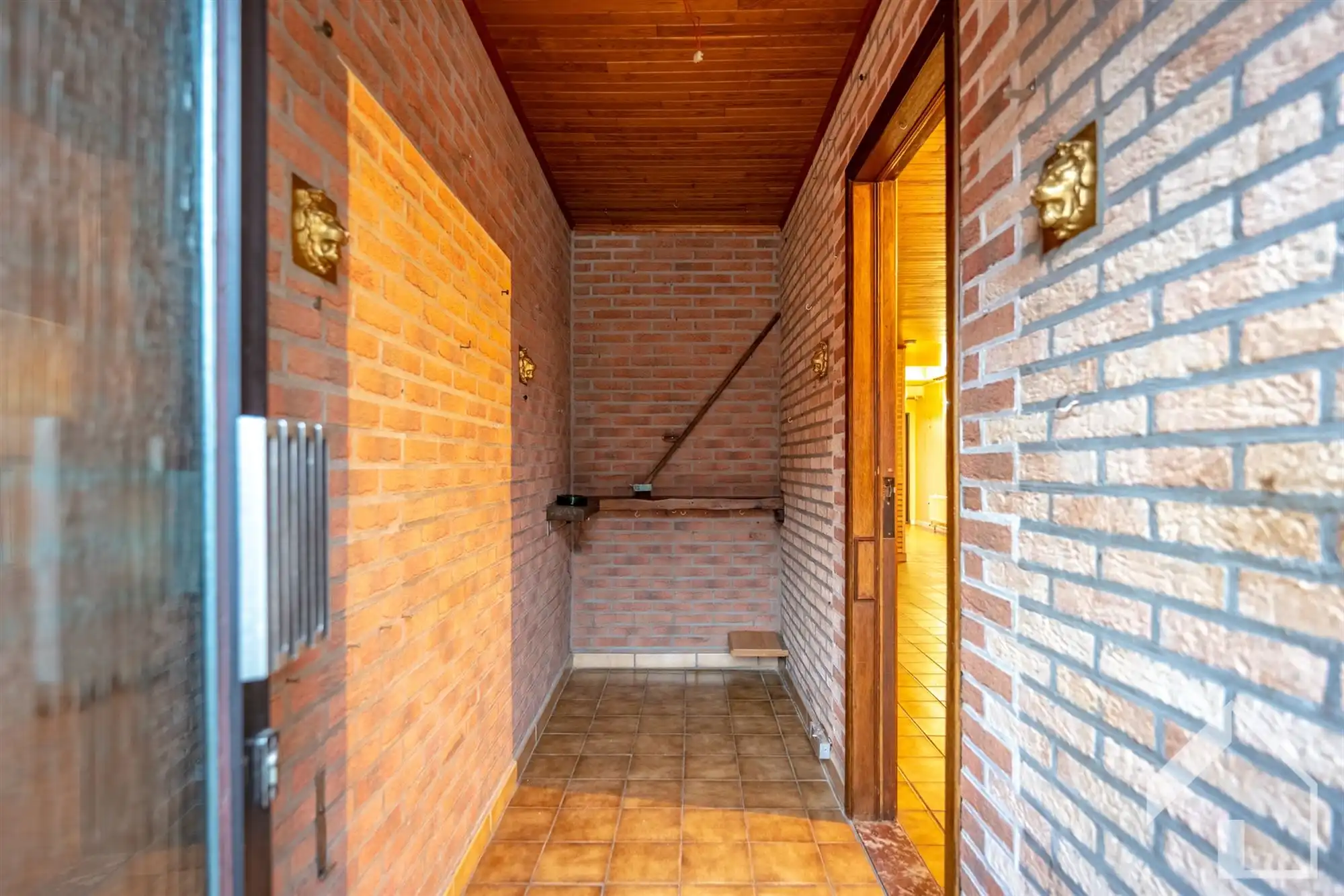 Te renoveren woning met veel potentieel foto 2