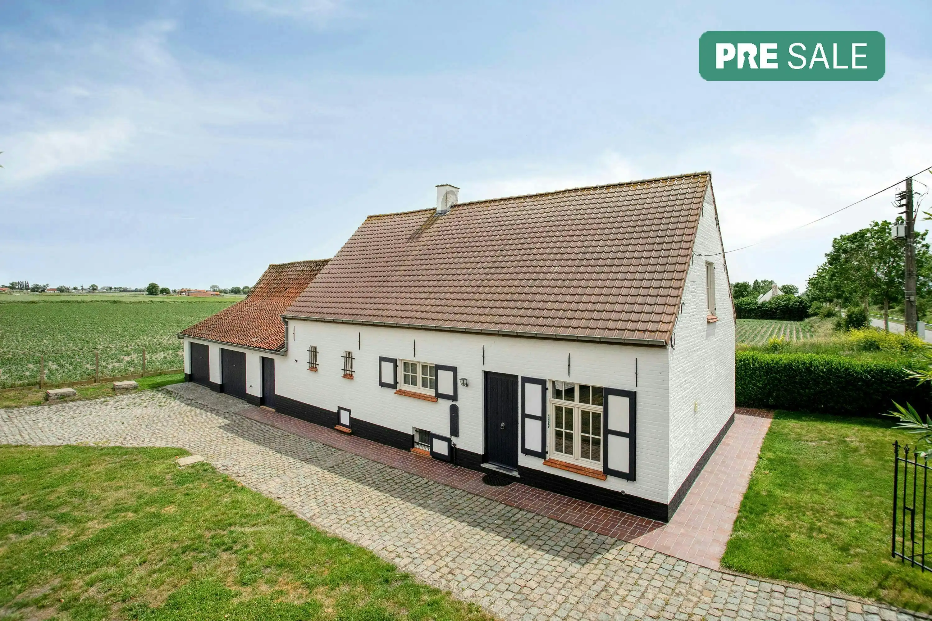 Gerenoveerde landelijke woning met 4 slaapkamers op 897 m². foto {{pictureIndex}}