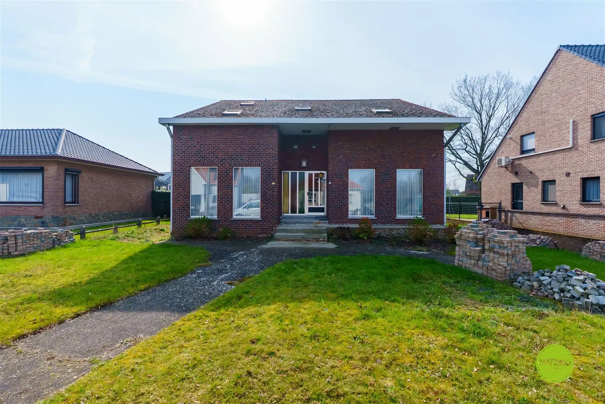 Woning met 8 slaapkamers en veel potentieel te Herk-de-Stad foto {{pictureIndex}}