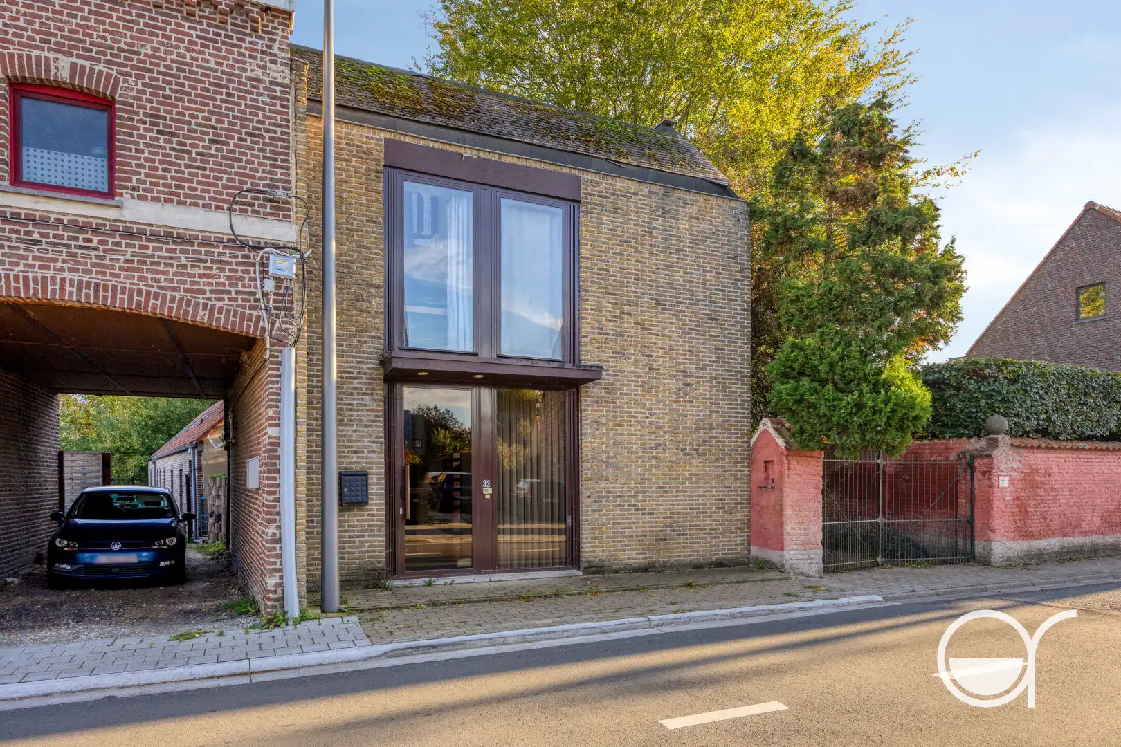 Hoofdfoto van de publicatie: Te renoveren architectenwoning met karakter, koertje en dakterras in Bottelare