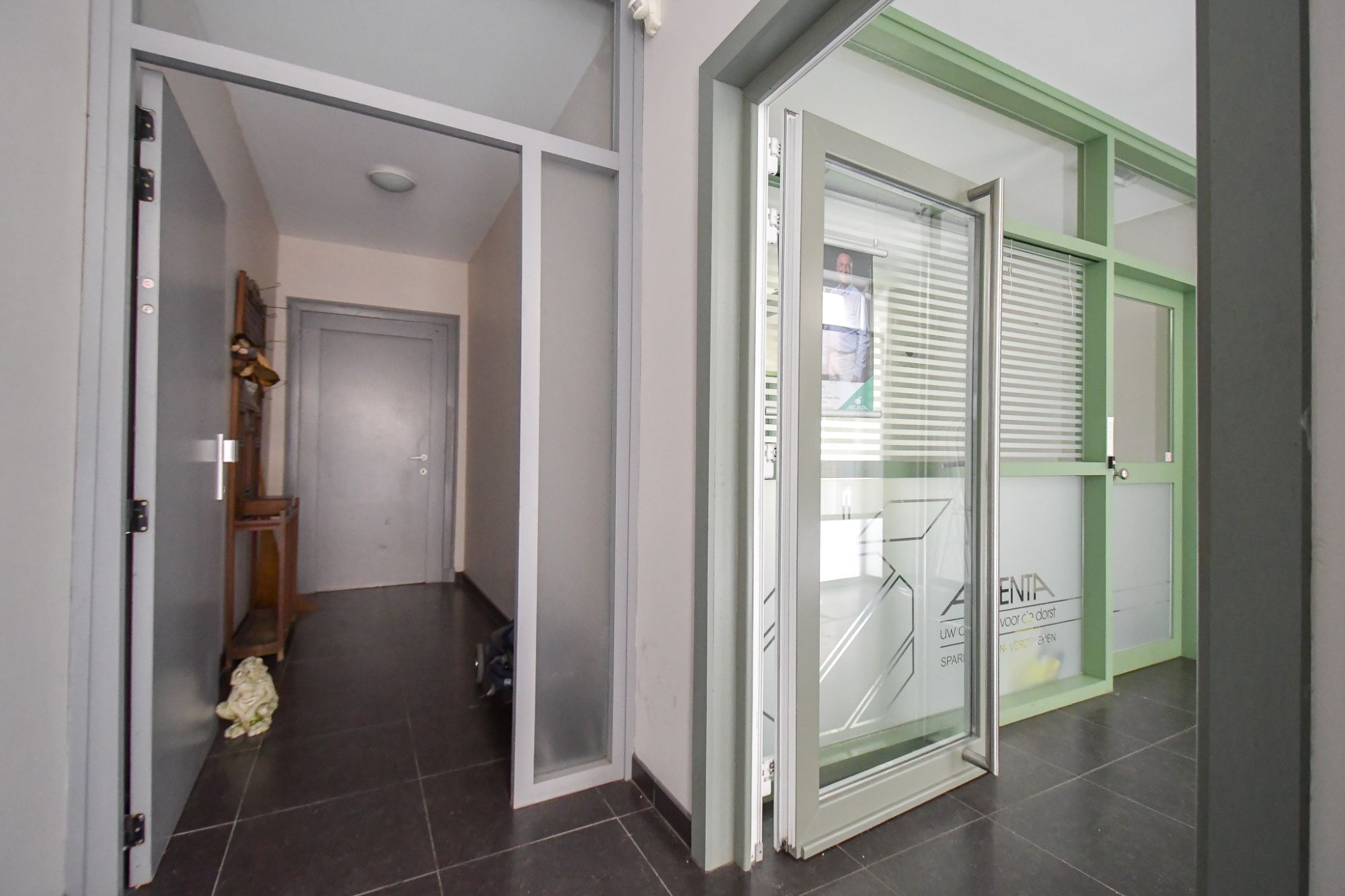 Ruim polyvalent pand bestaande uit winkel en woonst  in centrum Oedelem foto 4