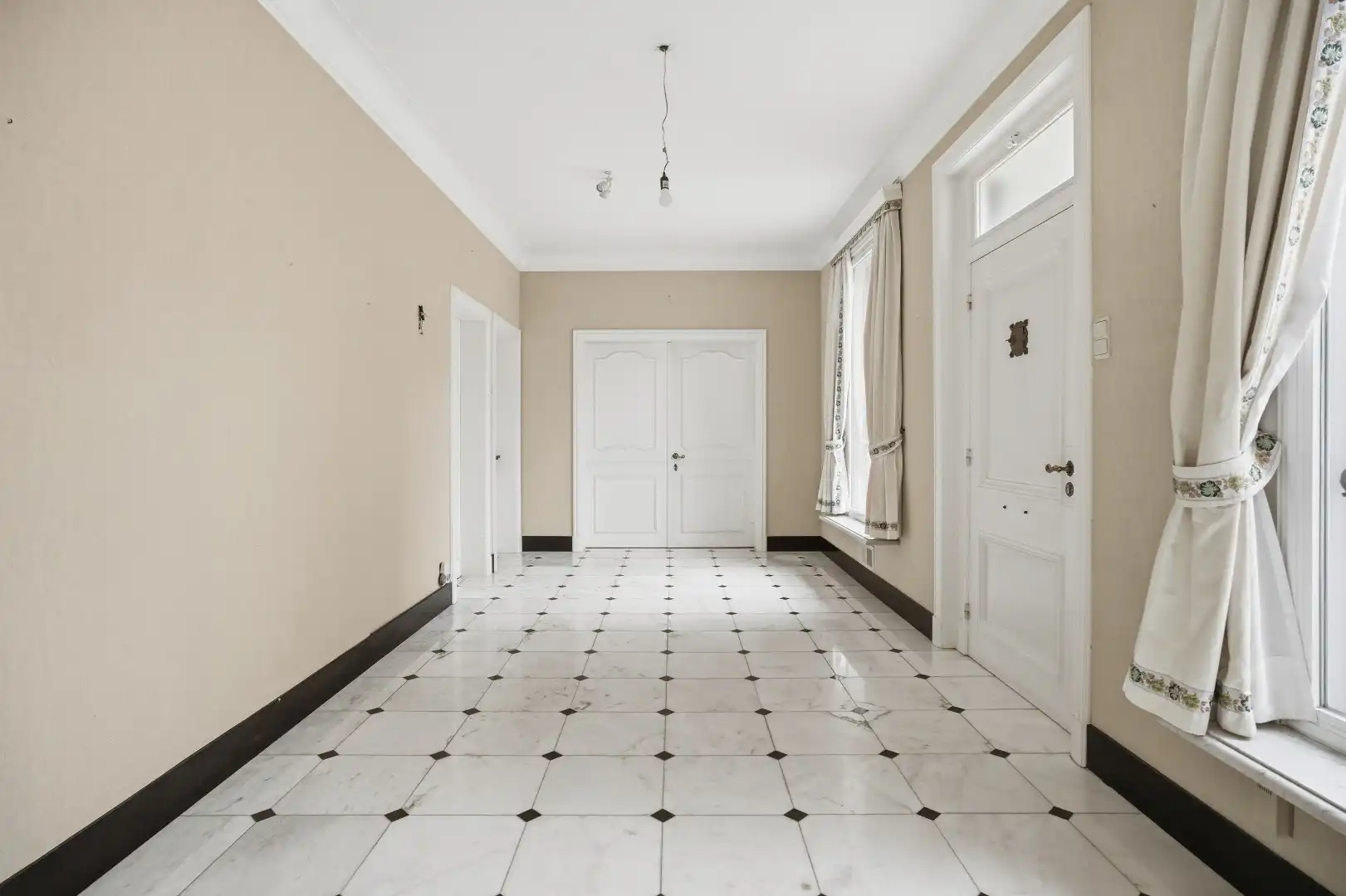 Statige woning te koop in centrum Stasegem, onder de kerktoren op 1000 m² grond, afgewerkt met authentieke en kwaliteitsvolle materialen. foto 3