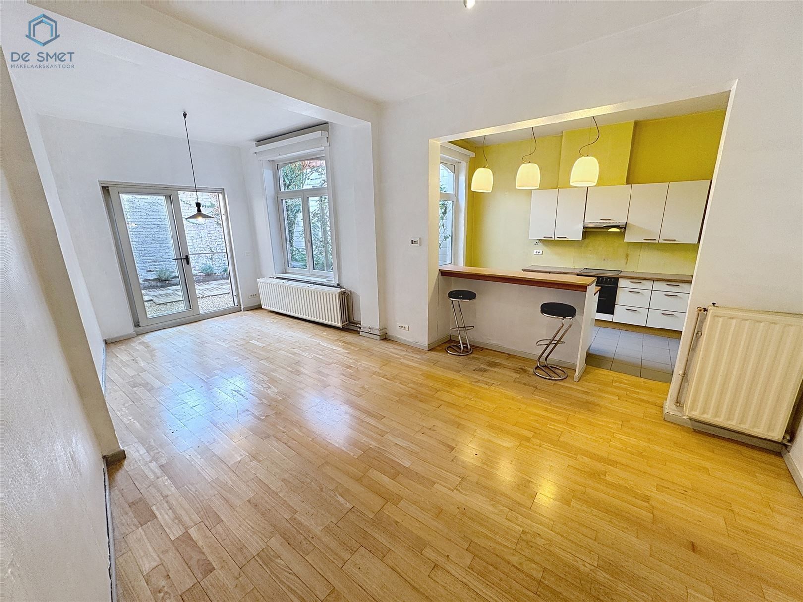 Instapklaar herenhuis met 3 slaapkamers, garage en royaal terras in het hart van Meerbeke foto 4