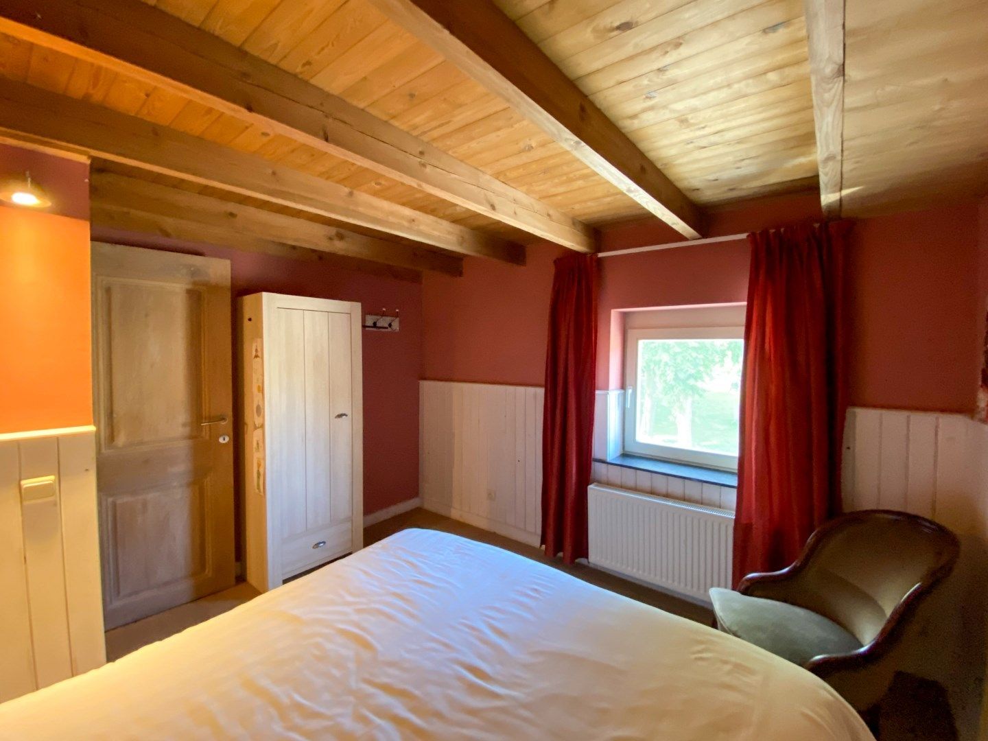 Charmante woning met 4 slaapkamers, tuin en ruime garage. foto 8