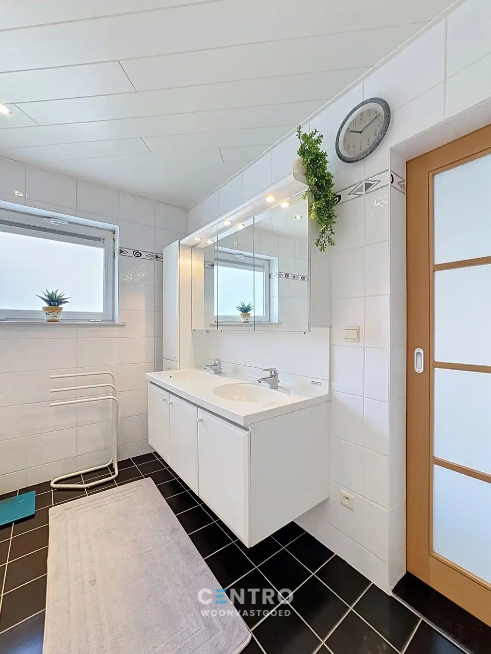 Onmiddellijk instapklare woning met 4 slpks, bureel én ZUIDger. tuin! foto 9