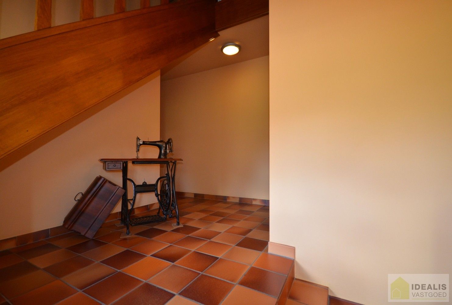 IDEALIS VASTGOED – Charmante, instapklare woning in een groene, rustige omgeving in hartje Hechtel (Hechtel-Eksel) met +-370m² bewoonbare oppervlakte! Deze gezellige woning biedt een aangename leefruimte, maar liefst 5 slaapkamers, 2 badkamers, een praktische indeling én een ruime tuin waar je volop kan genieten van het uitzicht. Het pand bevindt zich op een mooi breed perceel en is ideaal voor wie houdt van rust en privacy, maar toch een vlotte verbinding wenst naar omliggende gemeenten en steden. foto 15