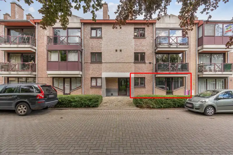 Zeer rustig gelegen gelijkvloers appartement met 3 slaapkamers, tuin en garage foto {{pictureIndex}}