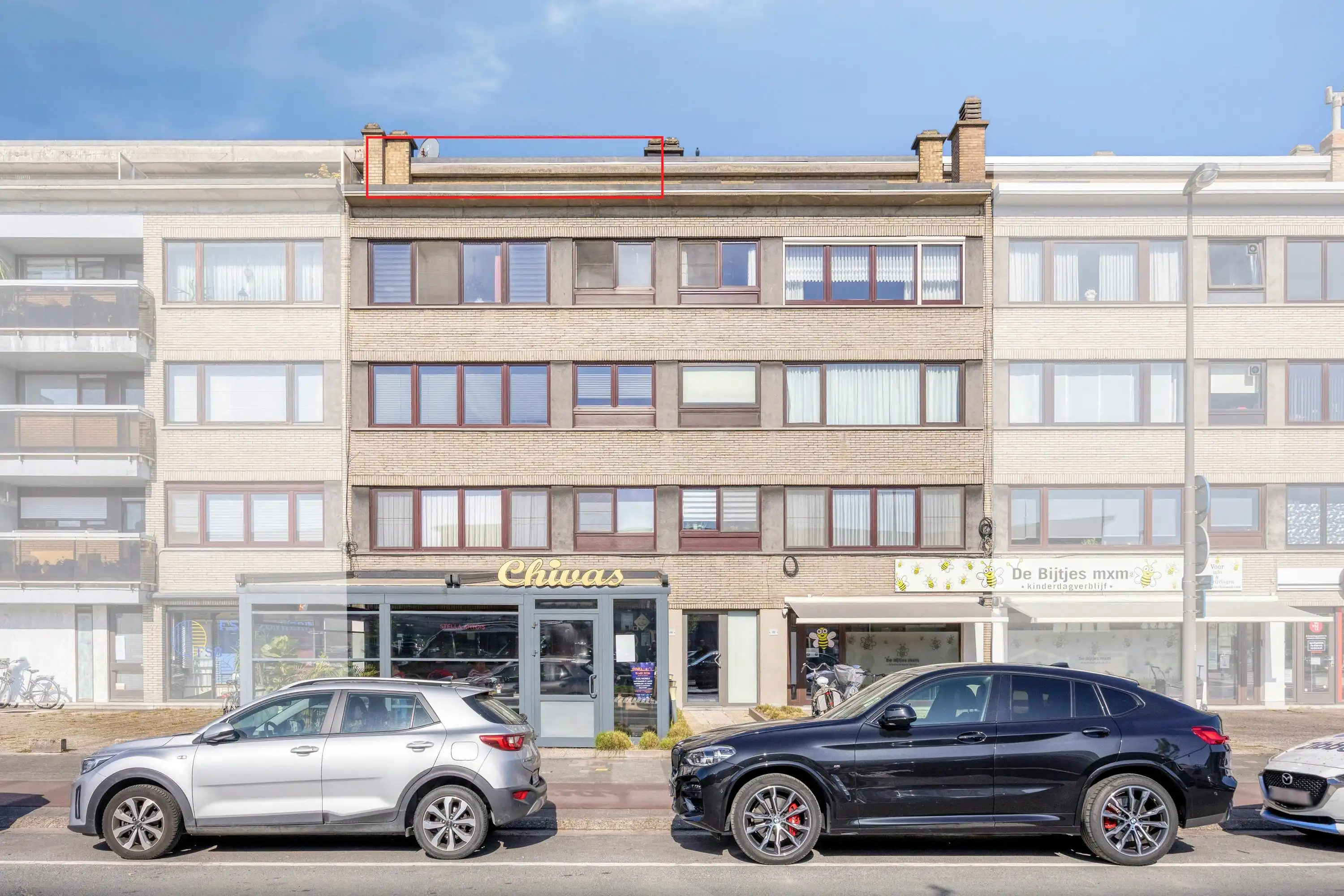 Lichtrijk dakappartement met terras te koop in Merksem foto {{pictureIndex}}