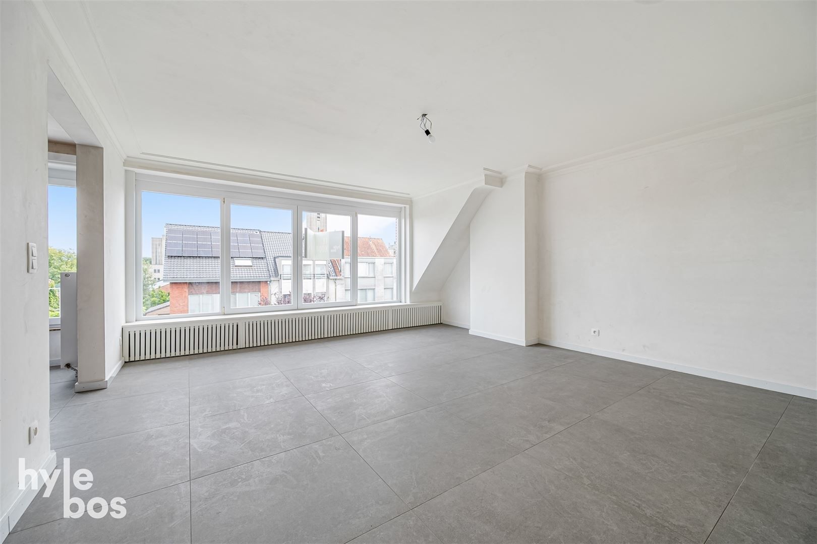 Gerenoveerd appartement met garage in gezellige woonwijk foto 2