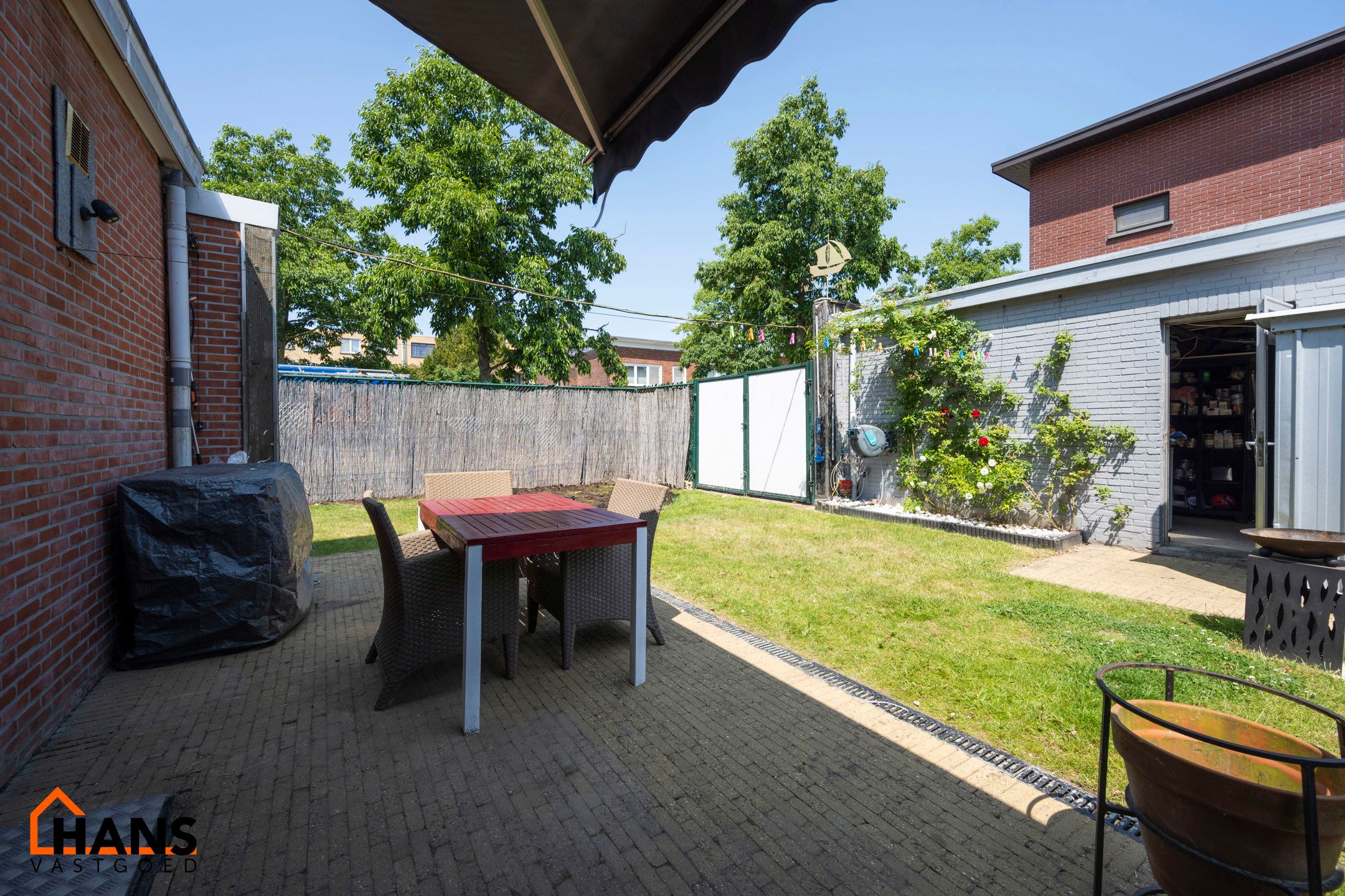 Instapklare halfopen hoekwoning met garage, oprit en tuin. foto 8