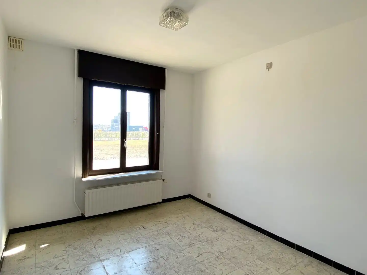 LANDELIJK GELEGEN ALLEENSTAANDE CONCIERGE WONING MET 3 SLPKS | GROTE TUIN foto 5