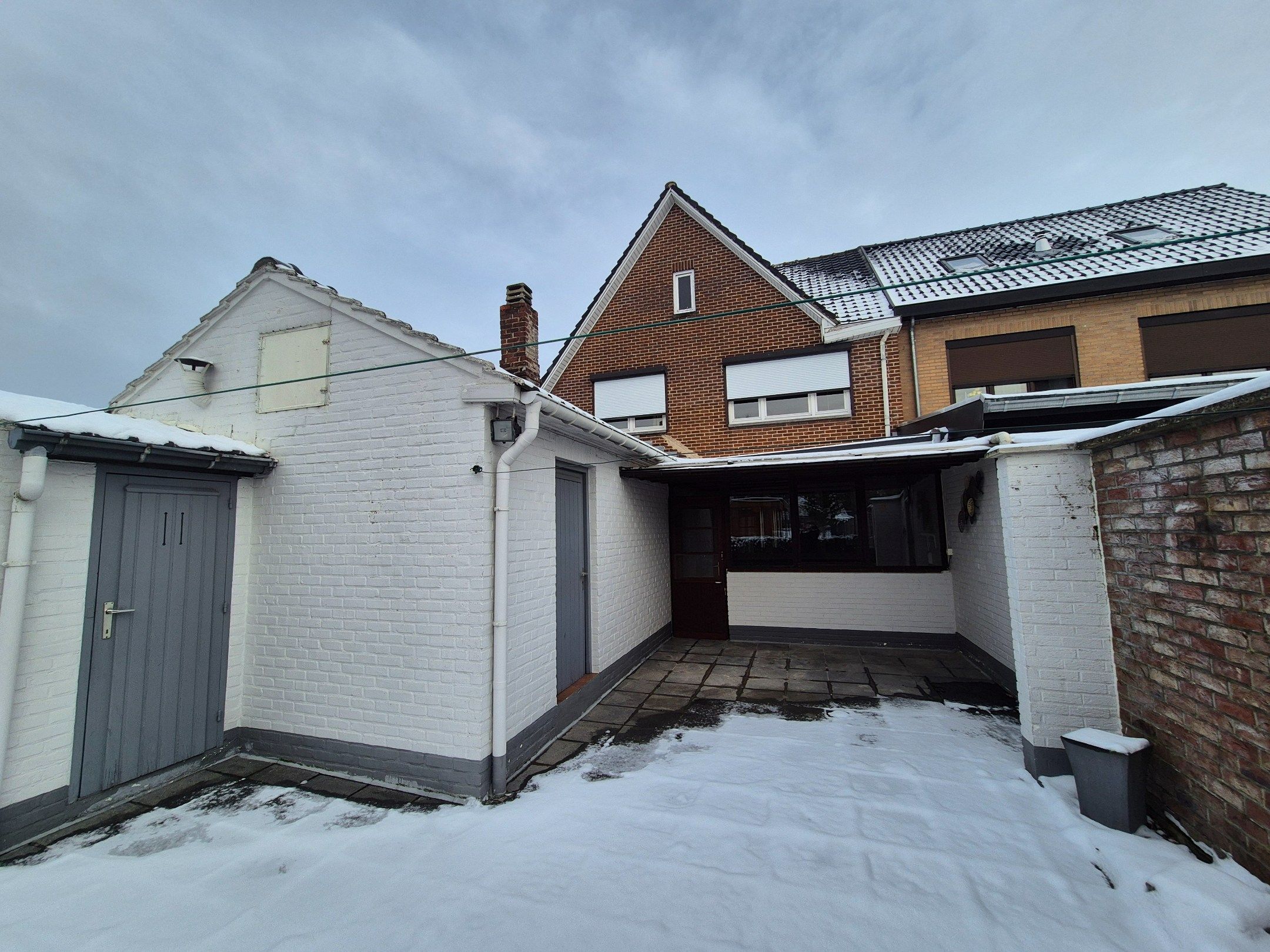 Halfopen gezinswoning met 4 slpkmrs op ruim perceel foto 4