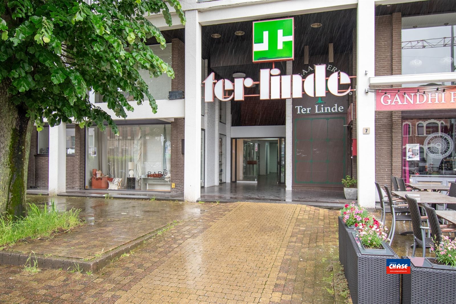 Unieke kantoorruimte in de Gaanderij Ter Linde in het centrum van Mortsel foto {{pictureIndex}}