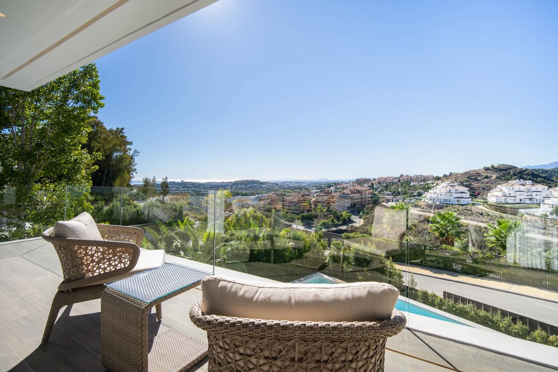 Moderne prachtvilla met panoramisch uitzicht in Nueva Andalucía foto 32