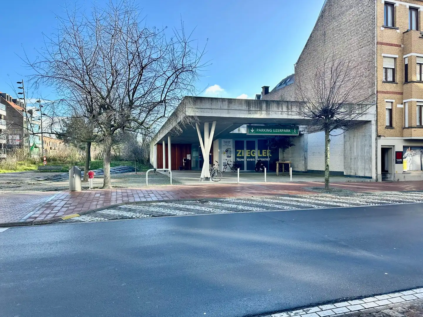 Gesloten garagebox gelegen in de Dumortierlaan in parking IJzerpark. foto 3