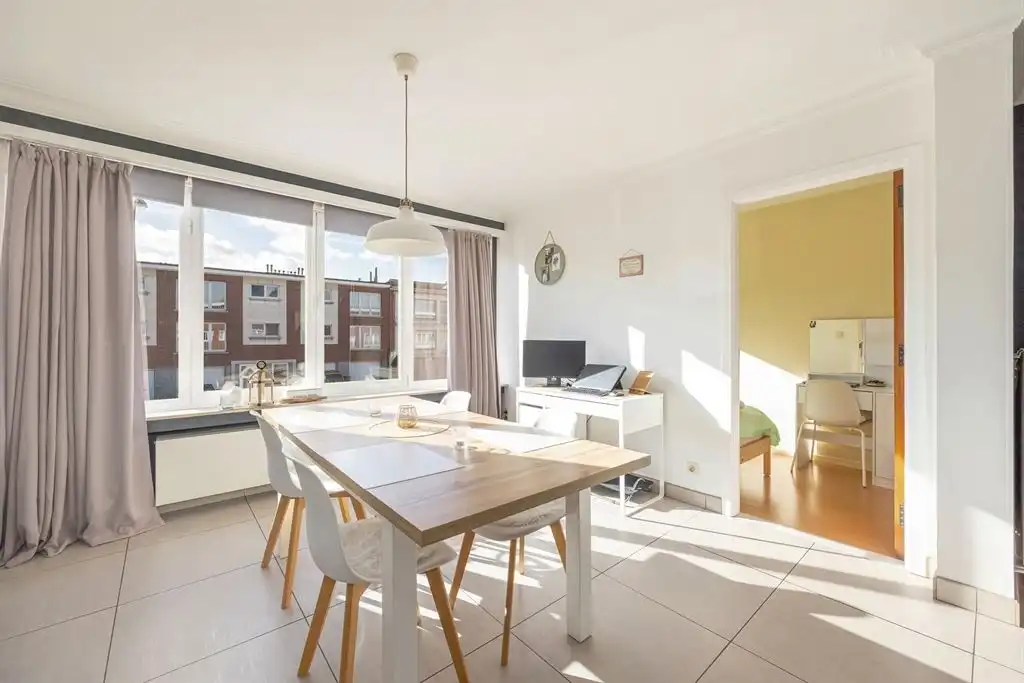 Instapklaar appartement met terras nabij Rivierenhof foto 2