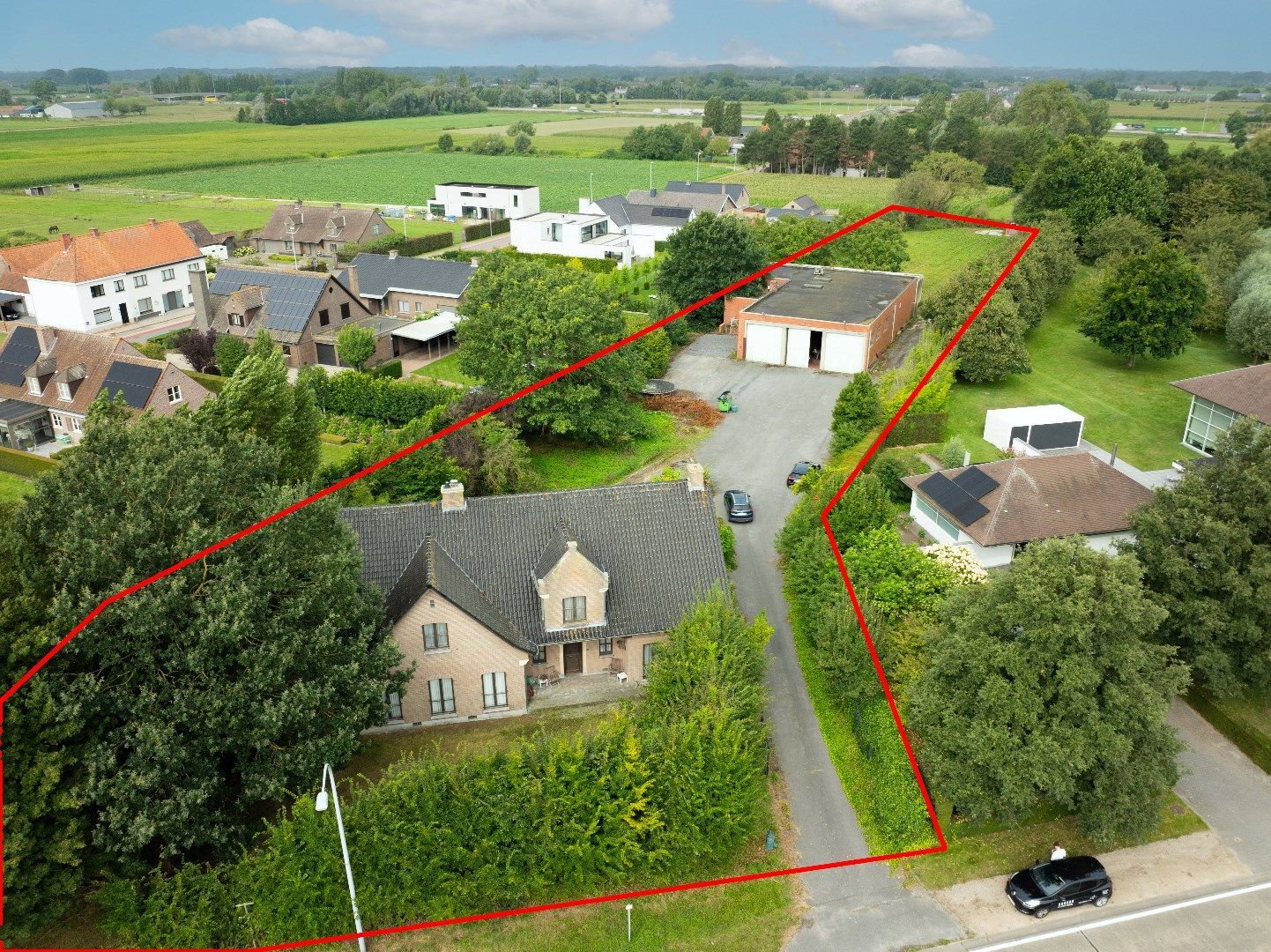 Ruime villa met magazijn op 5757 m² foto {{pictureIndex}}