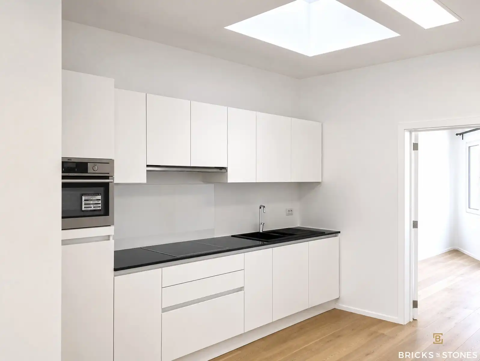 Gerenoveerd appartement met 2 slaapkamers en tuin! foto 3