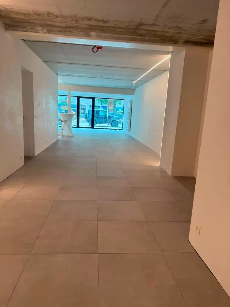 Instapklare nieuwbouw handelsruimte op A-locatie in Oostduinkerke foto 5