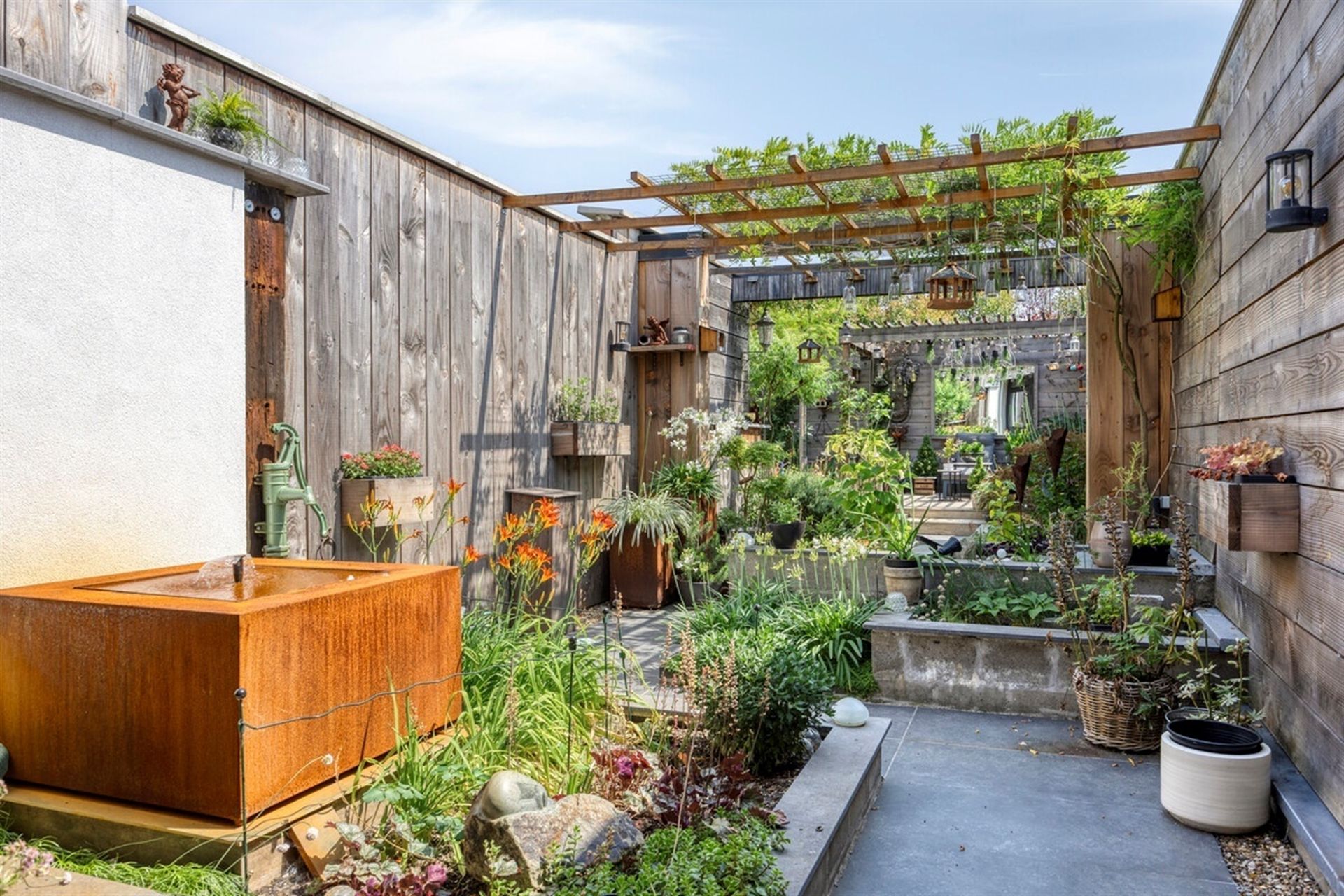 Instapklare woning met prachtige tuin foto {{pictureIndex}}