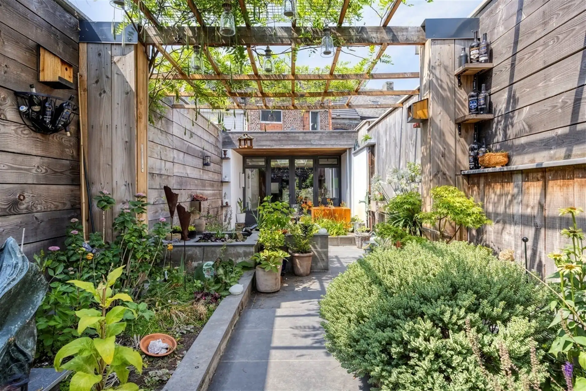 Instapklare woning met prachtige tuin foto {{pictureIndex}}