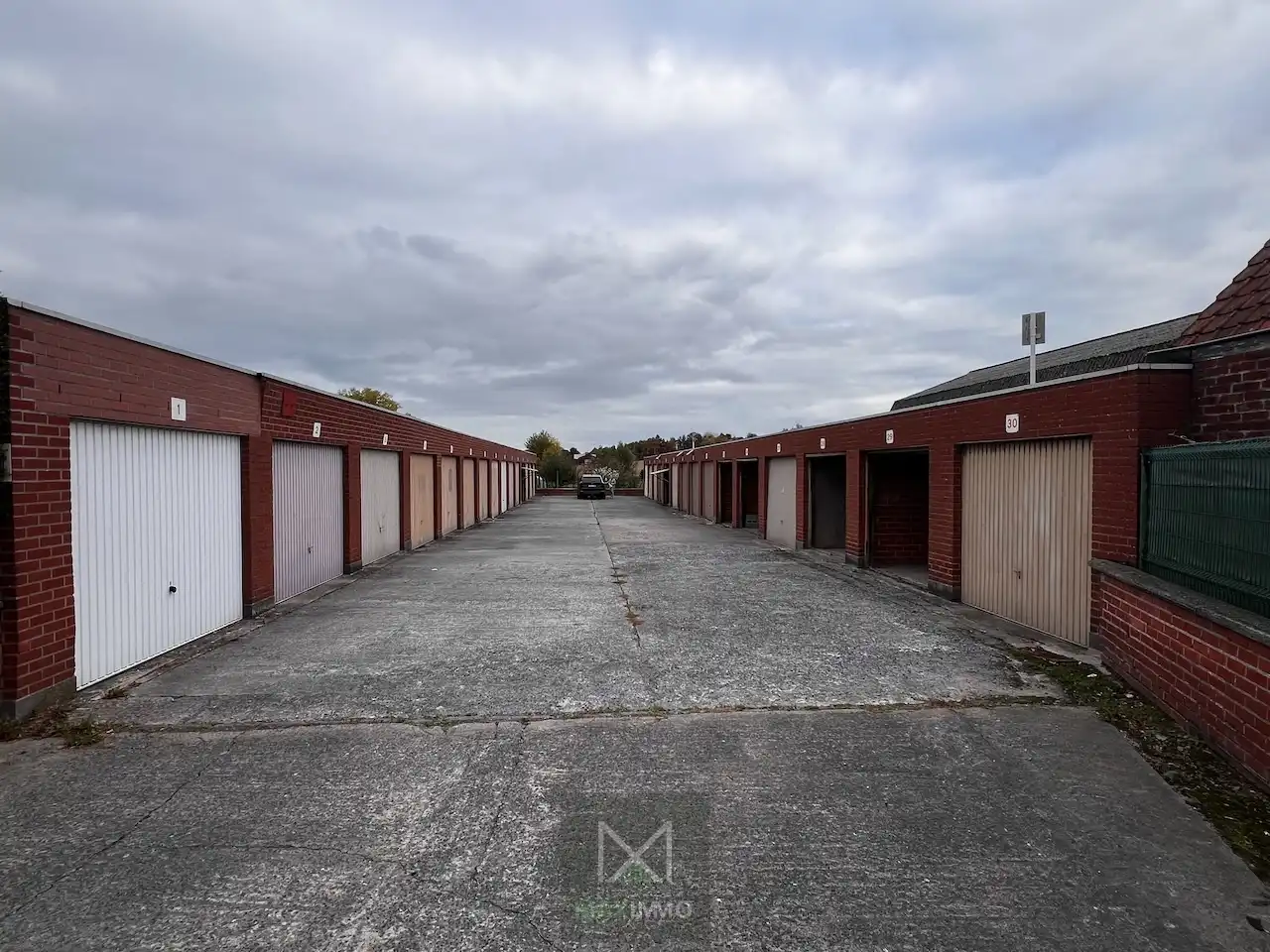 10 GARAGES TE KOOP IN HET CENTRUM VAN LAUWE foto {{pictureIndex}}