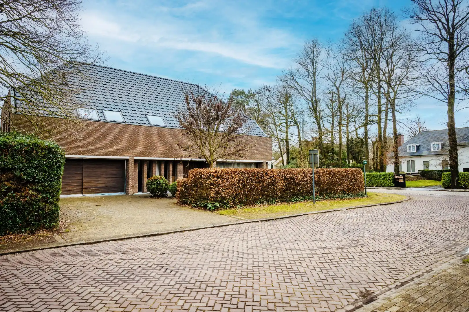 Unieke woning met 5 slaapkamers residentieel gelegen te Eeklo foto {{pictureIndex}}