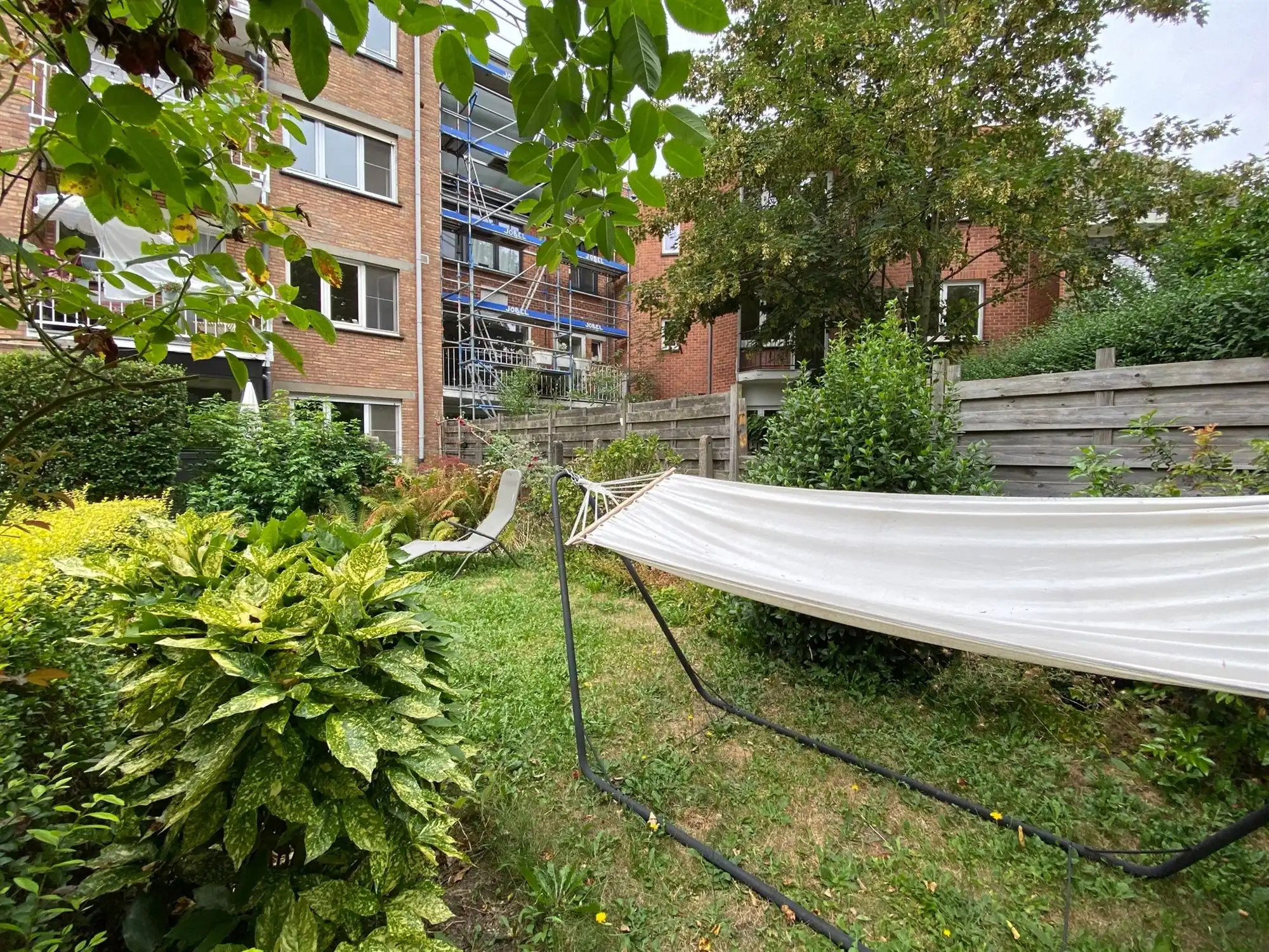 Ruim en volledig gerenoveerd appartement met groen uitzicht en garage foto 23
