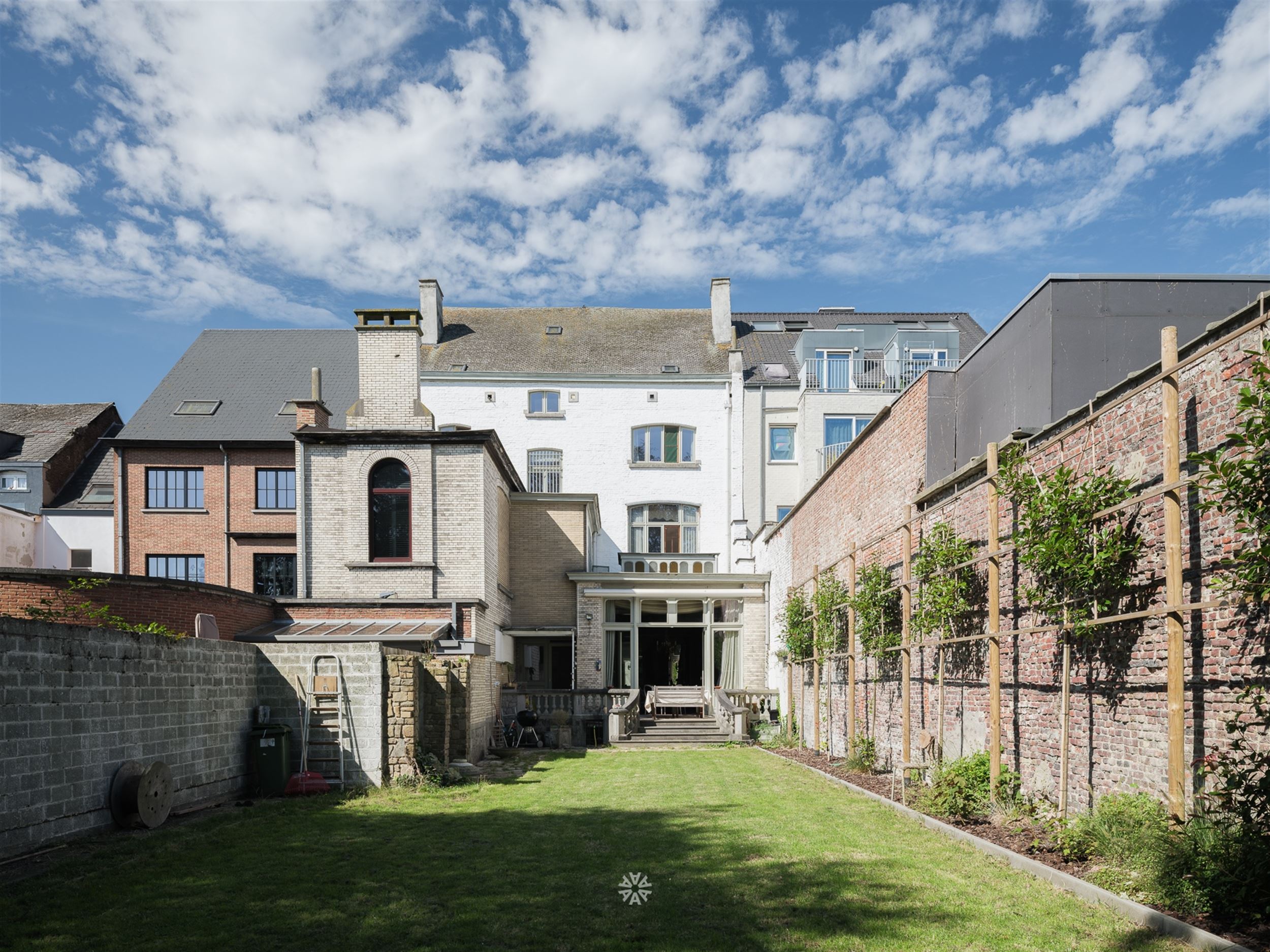 Burgerwoning in neoclassicistische stijl te koop in het centrum van Wetteren foto 3