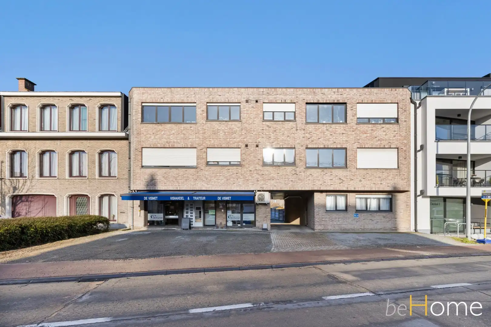 Op zoek naar een opbrengsteigendom met handelspand, 2 appartementen en 4 garages in hartje Merchtem? Welkom Home!  foto 3