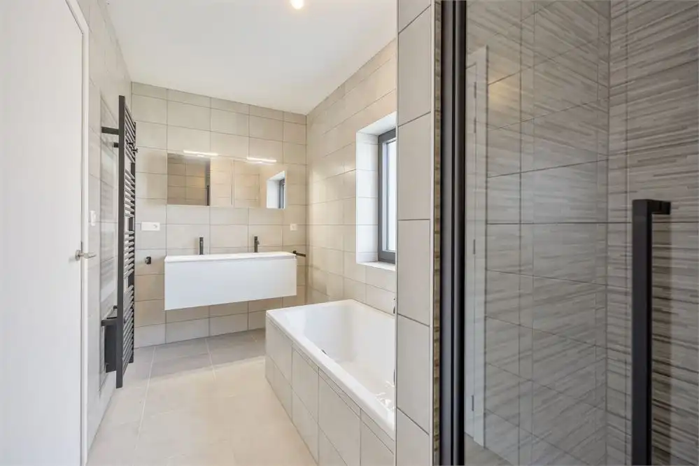 Ruimte, licht en een eigen stukje groen in hartje Heers foto 15